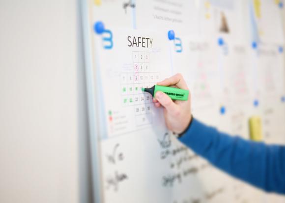 Man duidt zaken aan met fluo op whiteboard